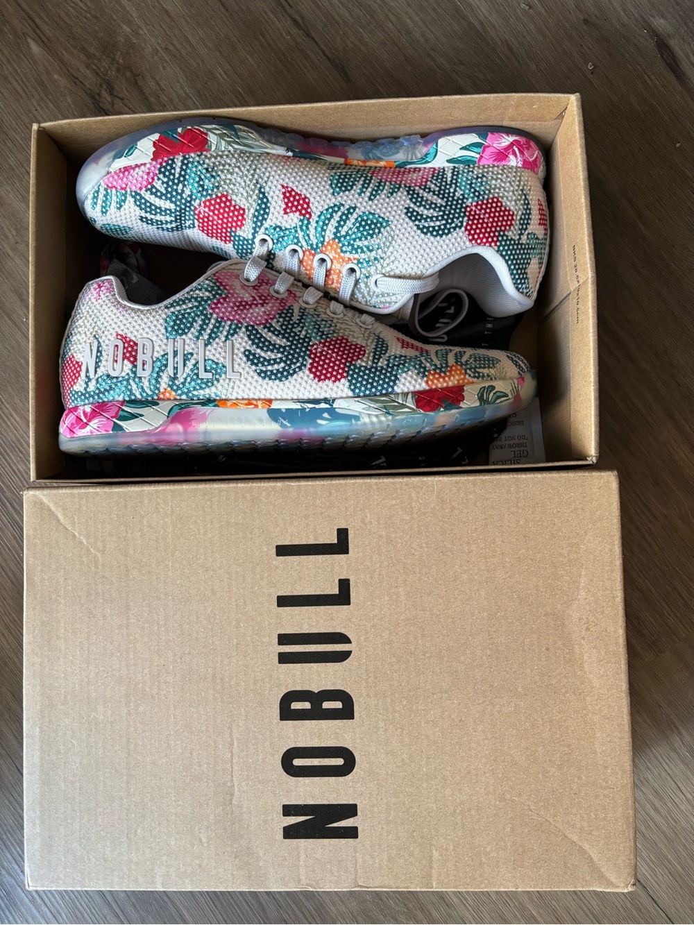 NOBULL Ladies Like new SF Sz 9 Trainer Sneaker in Beige Cream Multi Color Floral